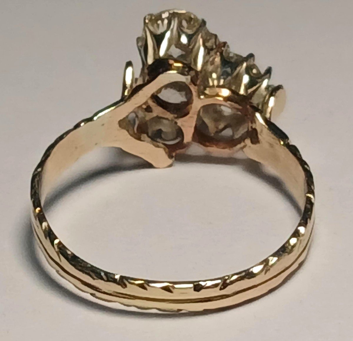 Bague Art Nouveau en or sertie de trois diamants, d'un poids total d'environ 1,60 carati.-photo-3