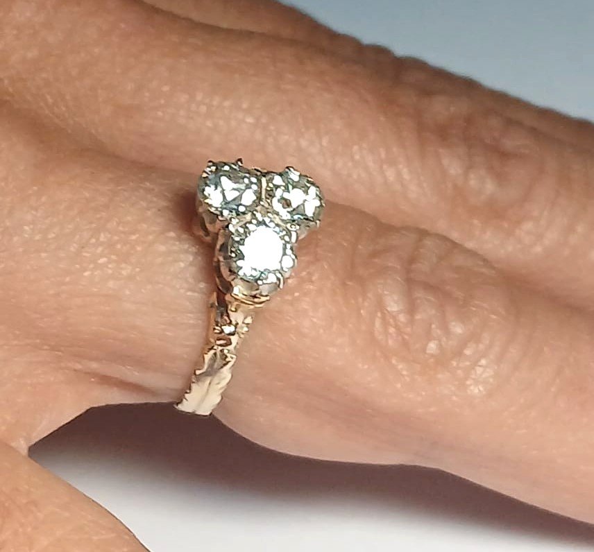 Bague Art Nouveau en or sertie de trois diamants, d'un poids total d'environ 1,60 carati.-photo-1
