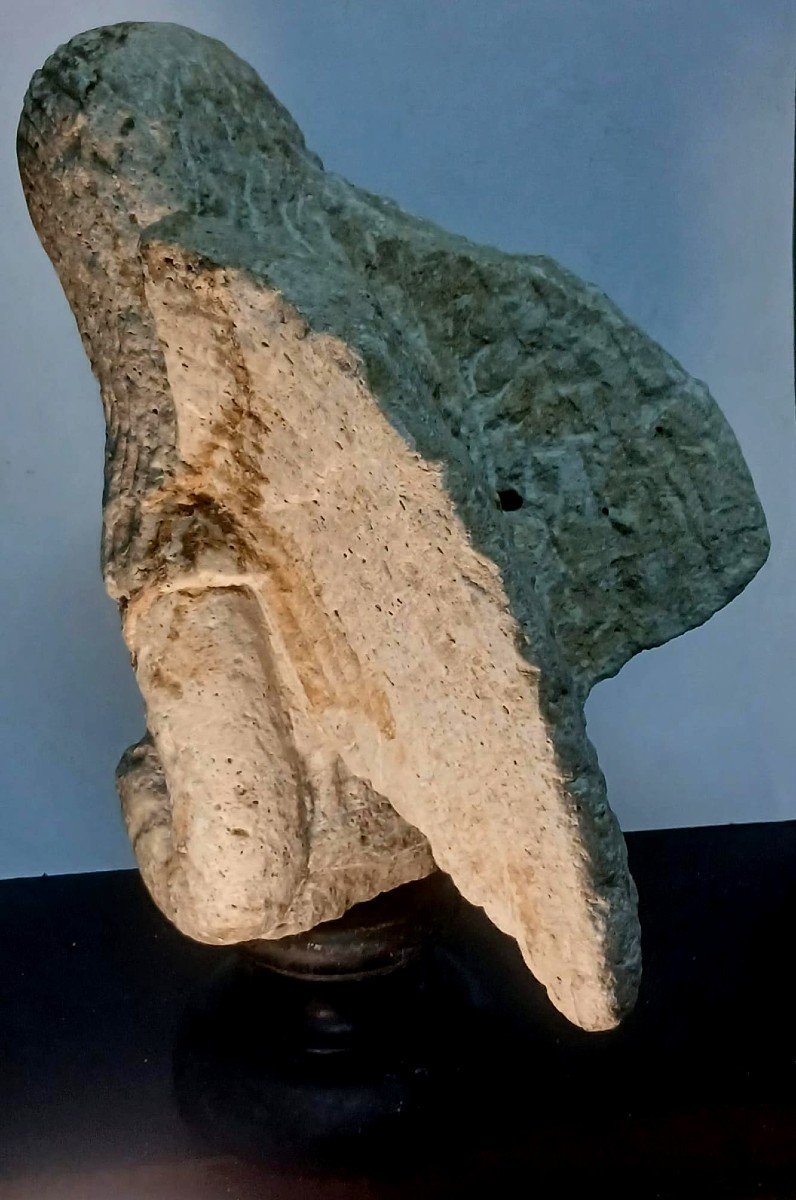 Ange Roman orant, en pierre. Une sculpture datant du Xe au XIIe siècle.-photo-3