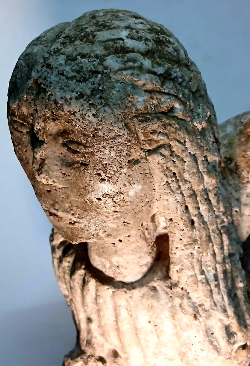 Ange Roman orant, en pierre. Une sculpture datant du Xe au XIIe siècle.-photo-4