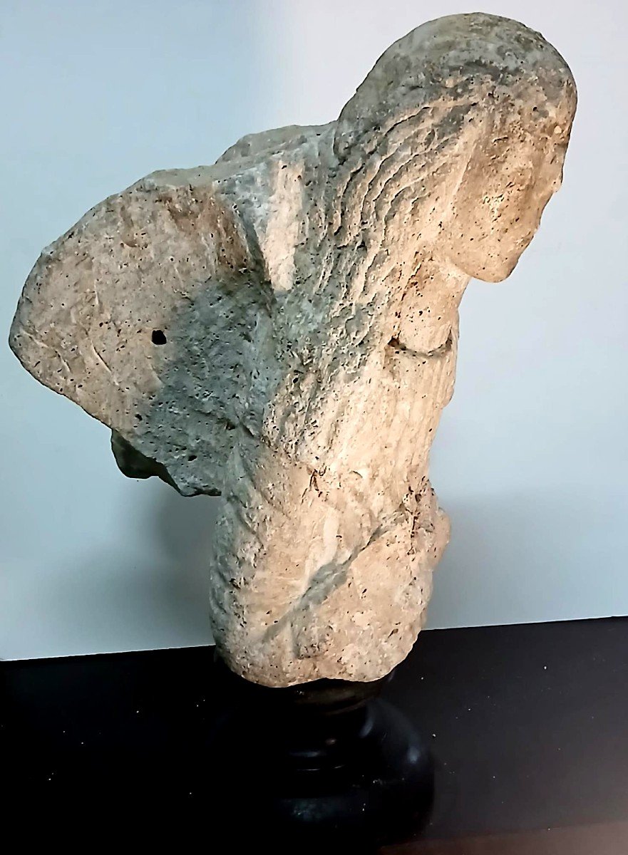 Ange Roman orant, en pierre. Une sculpture datant du Xe au XIIe siècle.-photo-2