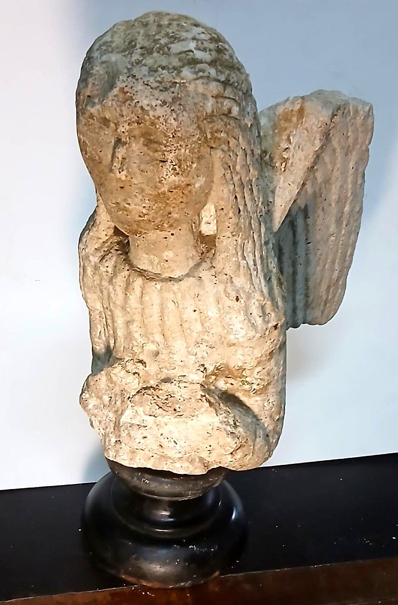 Ange Roman orant, en pierre. Une sculpture datant du Xe au XIIe siècle.-photo-5