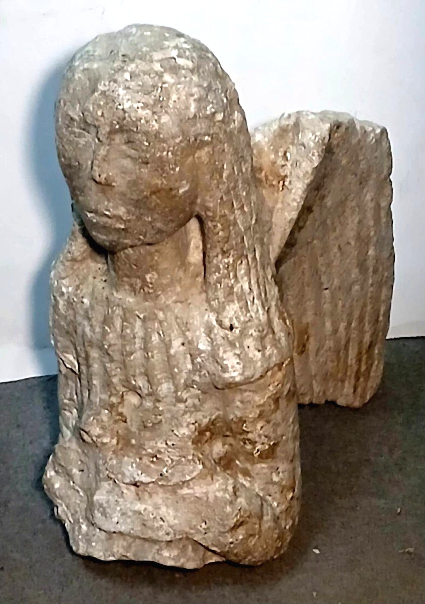 Ange Roman orant, en pierre. Une sculpture datant du Xe au XIIe siècle.