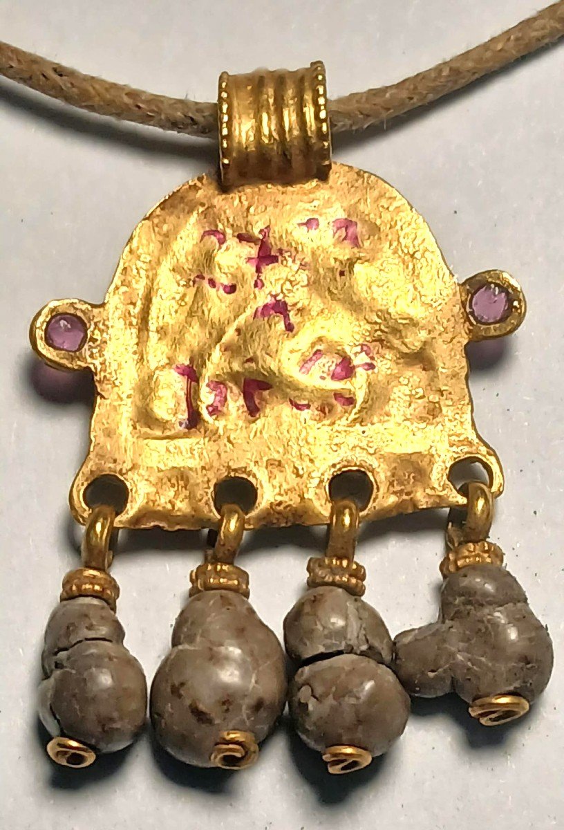 Une amulette en or ornée de quatre petits bézoards. Cet objet était réputé magique  -photo-3