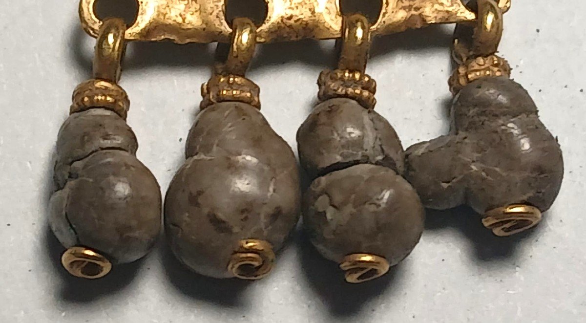 Une amulette en or ornée de quatre petits bézoards. Cet objet était réputé magique  -photo-4