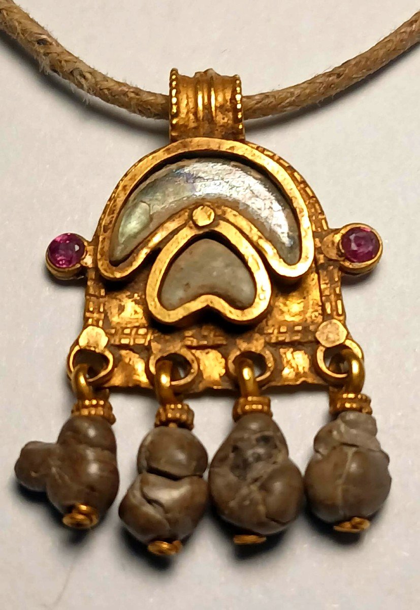 Une amulette en or ornée de quatre petits bézoards. Cet objet était réputé magique  -photo-1