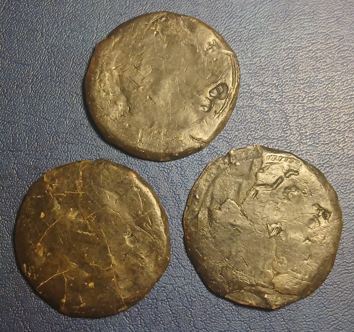 Saint Louis et scènes de miséricorde. Plaques de cuivre représentant le roi Louis IX. -photo-1