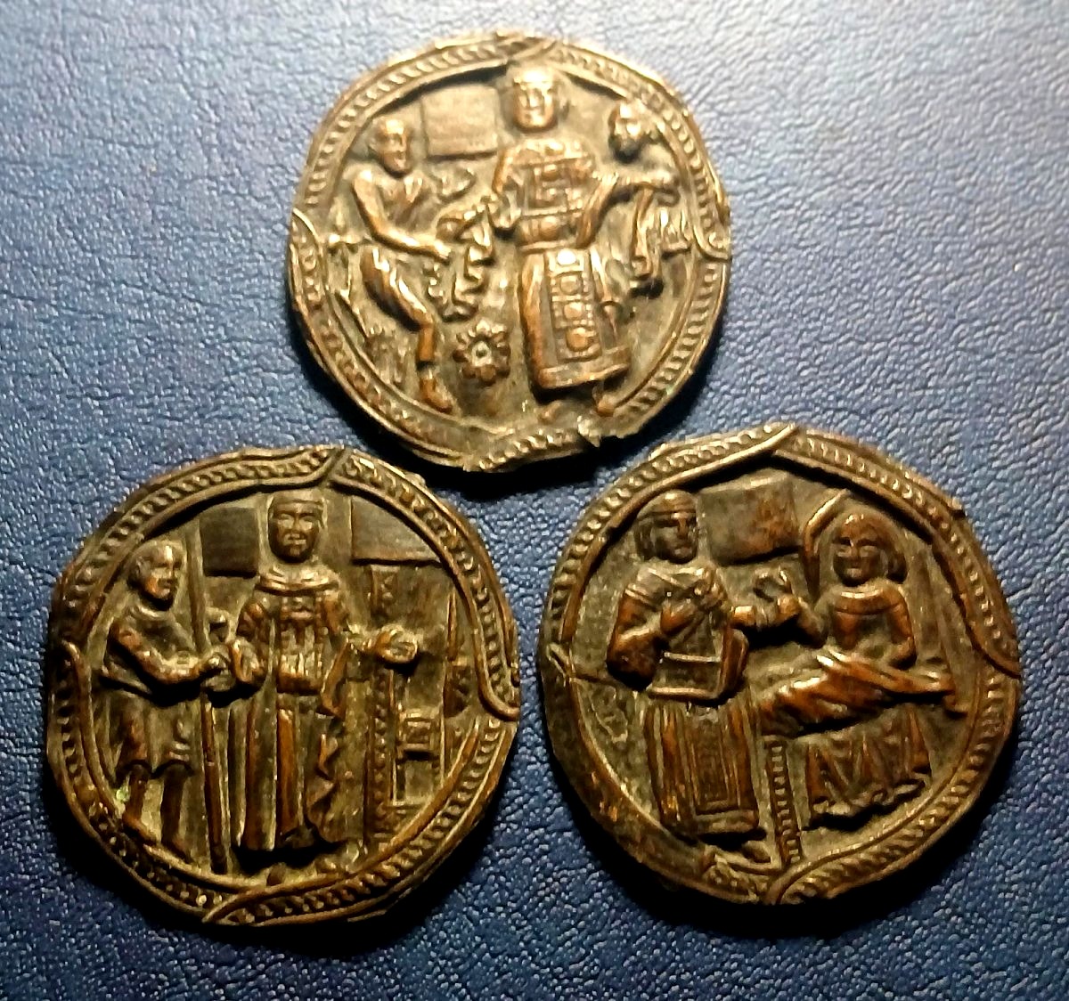 Saint Louis et scènes de miséricorde. Plaques de cuivre représentant le roi Louis IX. 