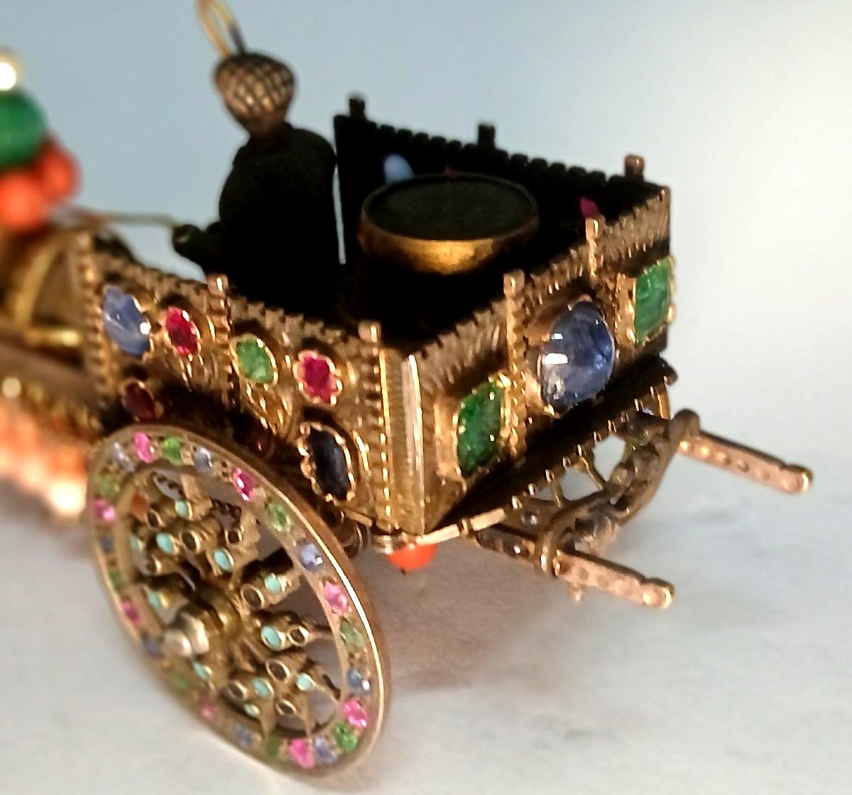  Chariot sicilien en argent et or, orné d'émeraudes, de rubis, de saphirs, de corail et de perl-photo-2