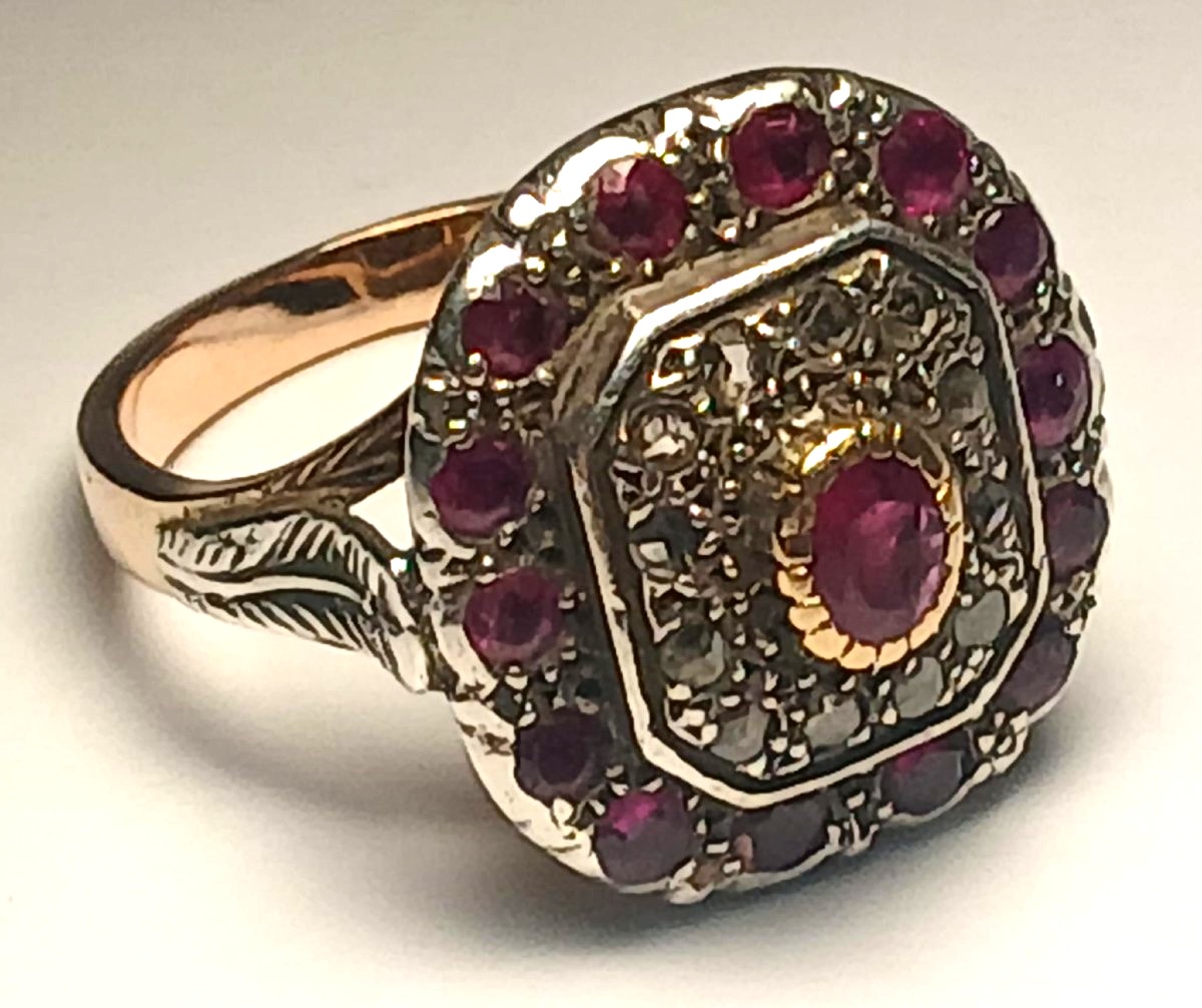 Bague en or et coupelle ornée d'un rubis central entouré de roses de rubis et de diamants. Ann -photo-3