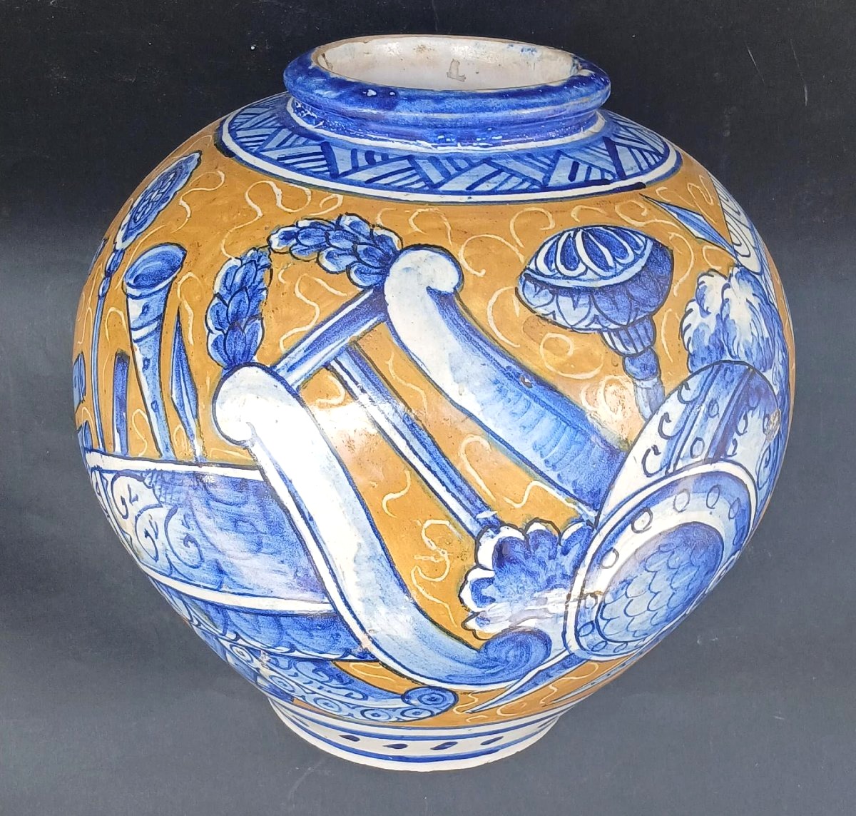 Boccia Veneziana en majolique décorée de trophées. Première moitié du XIXe siècle.-photo-2