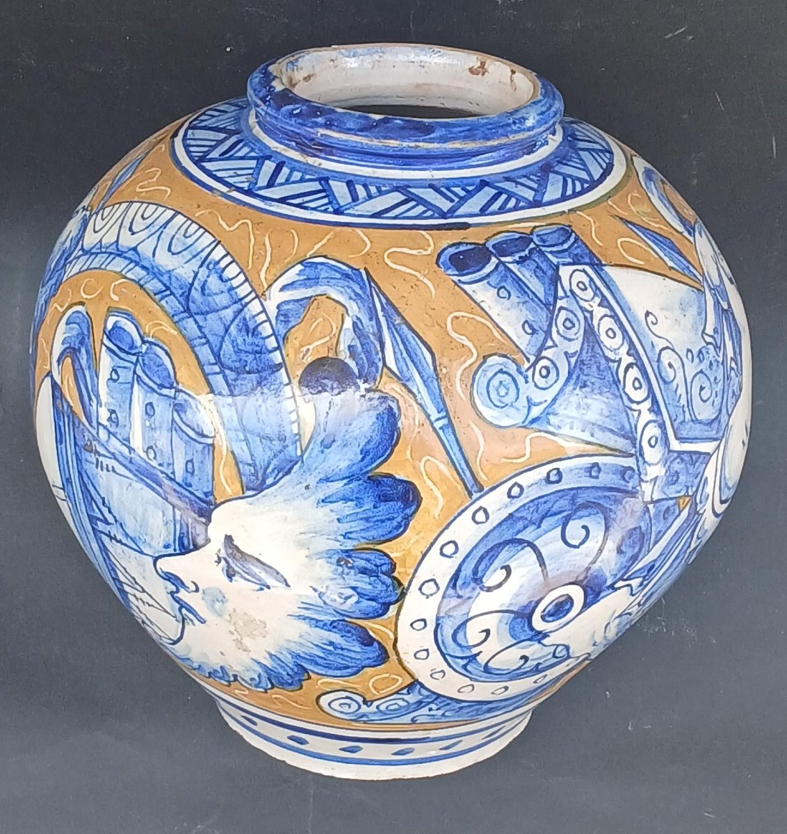 Boccia Veneziana en majolique décorée de trophées. Première moitié du XIXe siècle.-photo-3