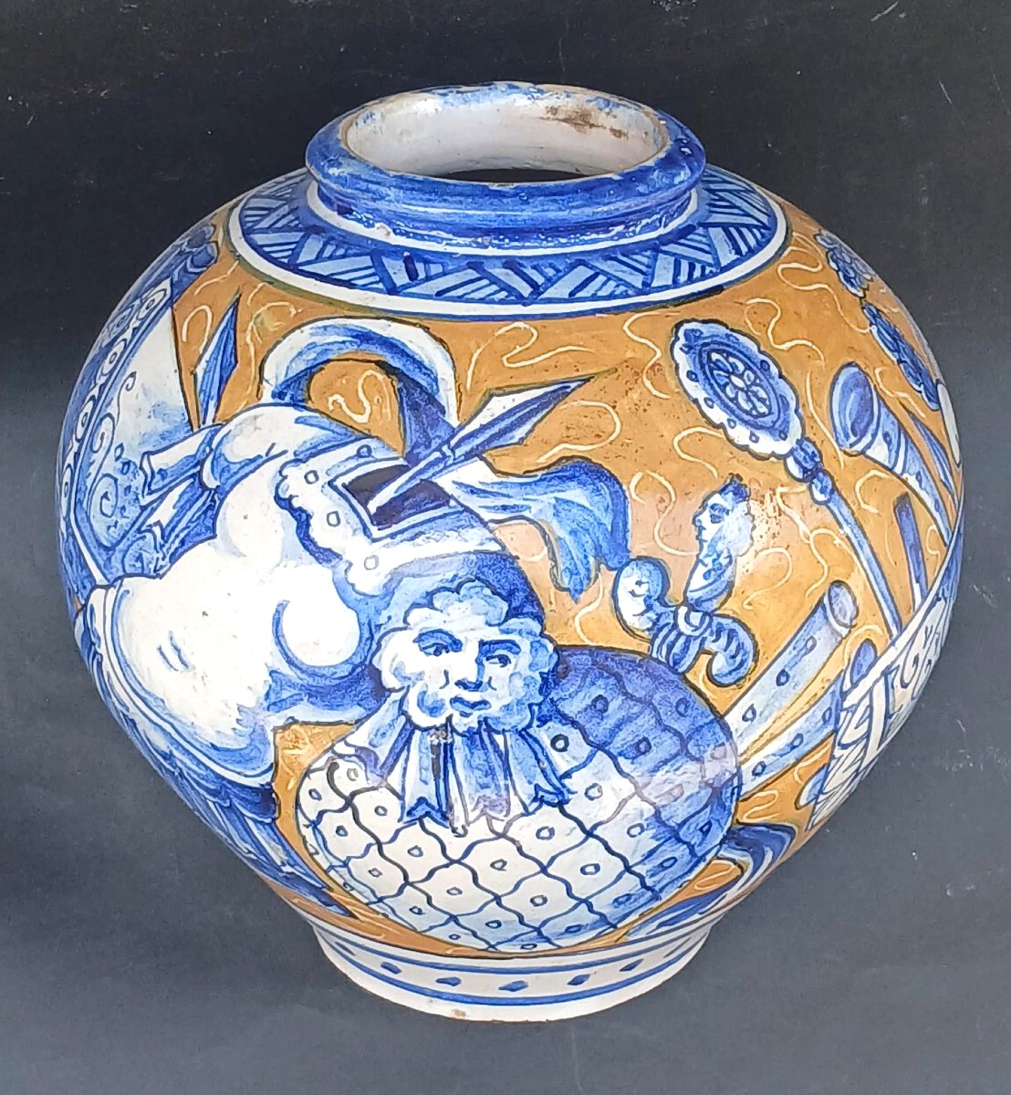 Boccia Veneziana en majolique décorée de trophées. Première moitié du XIXe siècle.