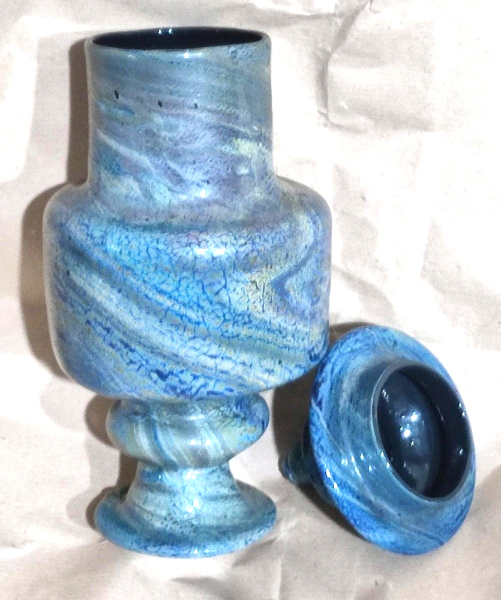 Venise, XVe siècle.  Pot d'apothicaire en verre calcédoine à double paroi.  