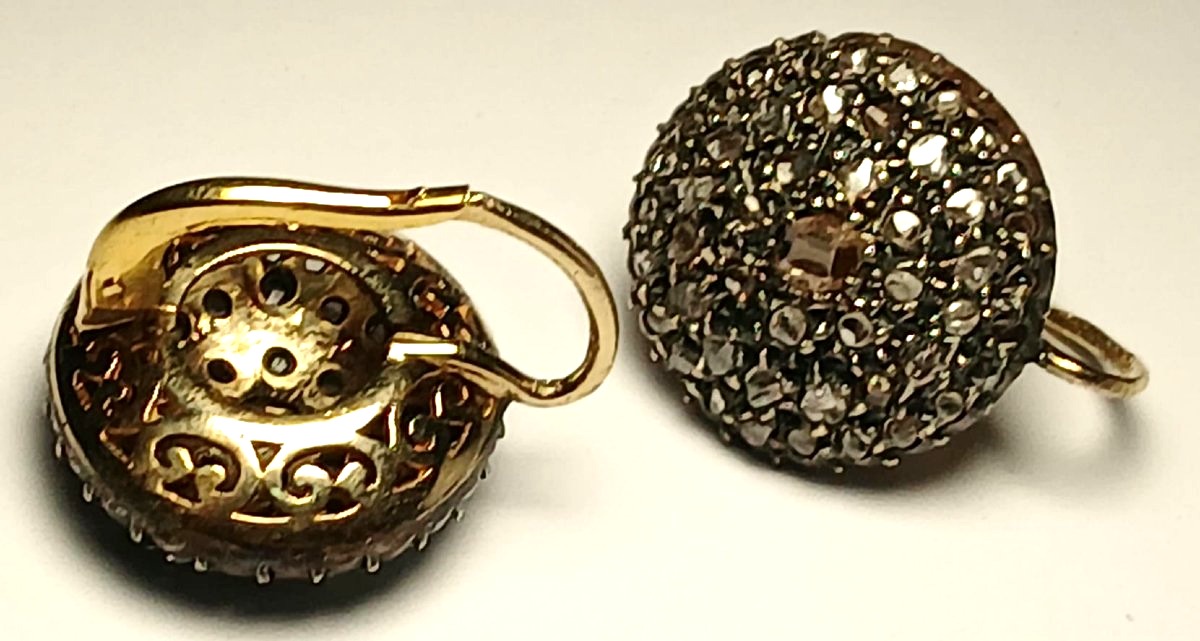  Boucles d'oreilles en or et coupelle ornées de roses brillantes et de tablettes de diamants. -photo-2
