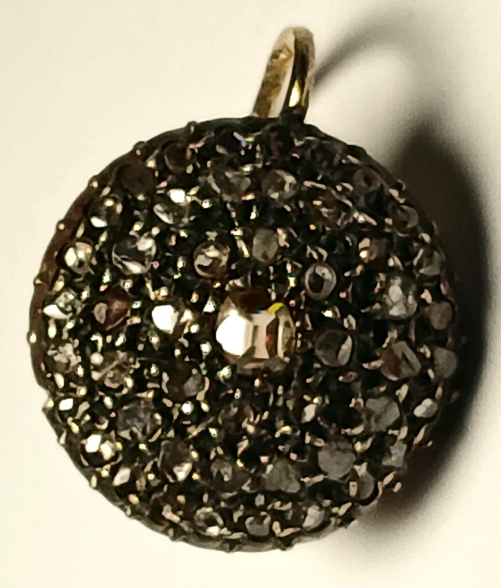  Boucles d'oreilles en or et coupelle ornées de roses brillantes et de tablettes de diamants. -photo-4