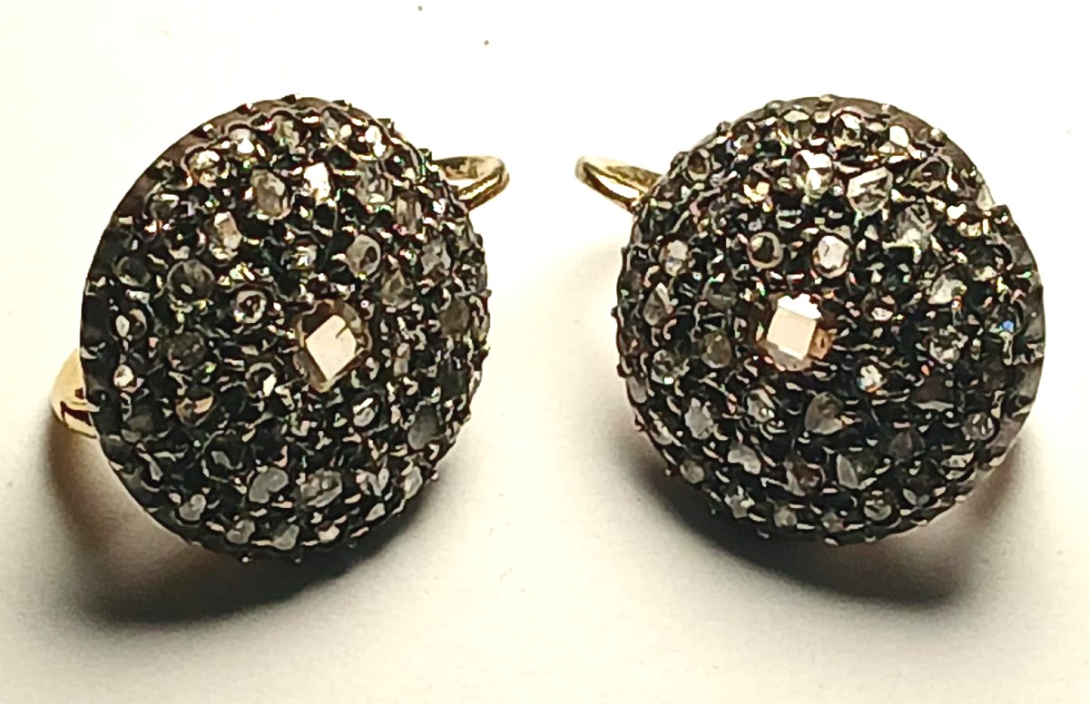  Boucles d'oreilles en or et coupelle ornées de roses brillantes et de tablettes de diamants. 