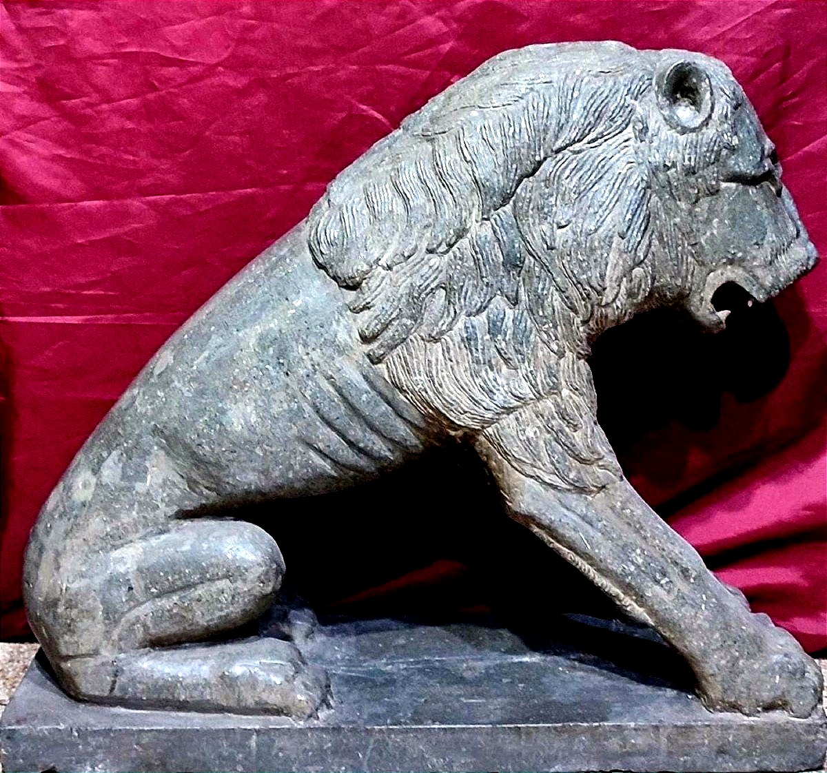 Lion médiéval arabo-normand de fabrication fatimide probable. Sculpture en basalte sec XIII