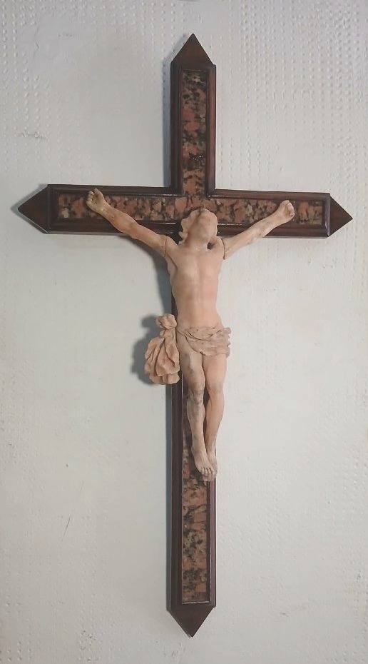  Andrea Tipa - Crucifix en albâtre « Incarné ». Trapani, milieu du XVIIIe siècle.