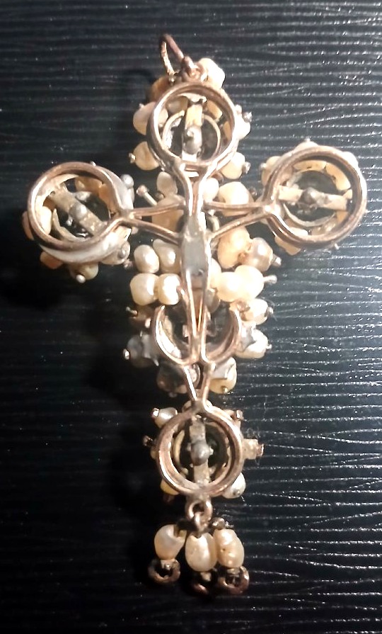  Heurtoir baroque en forme de croix, provenant du royaume des Deux-Siciles, en or, perles. Cm.8-photo-4