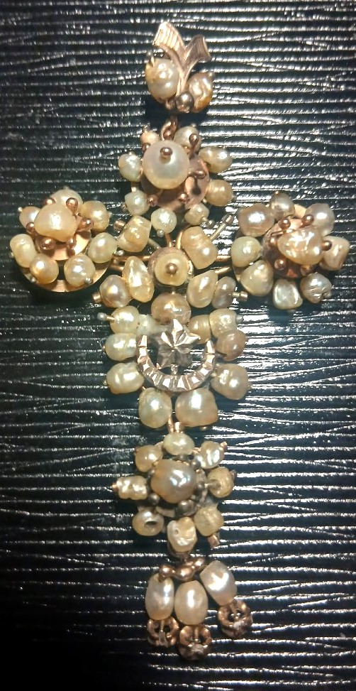  Heurtoir baroque en forme de croix, provenant du royaume des Deux-Siciles, en or, perles. Cm.8-photo-2