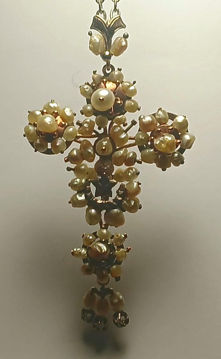  Heurtoir baroque en forme de croix, provenant du royaume des Deux-Siciles, en or, perles. Cm.8-photo-1