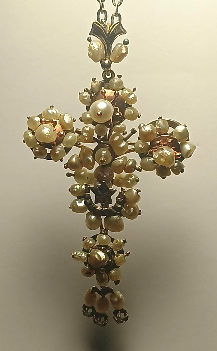  Heurtoir baroque en forme de croix, provenant du royaume des Deux-Siciles, en or, perles. Cm.8