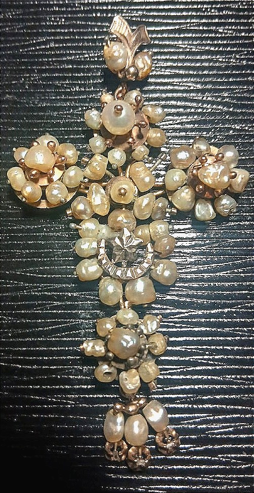  Heurtoir baroque en forme de croix, provenant du royaume des Deux-Siciles, en or, perles. Cm.8