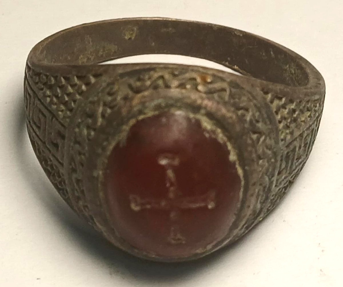 Bague templière en argent ciselé et cornaline gravée. La monture présente décorations ésoter. -photo-3