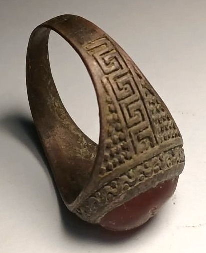 Bague templière en argent ciselé et cornaline gravée. La monture présente décorations ésoter. -photo-4