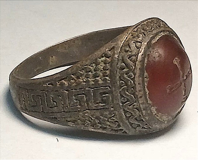 Bague templière en argent ciselé et cornaline gravée. La monture présente décorations ésoter. -photo-2