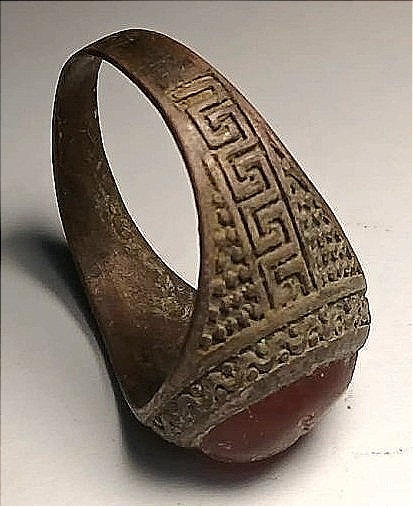 Bague templière en argent ciselé et cornaline gravée. La monture présente décorations ésoter. -photo-4