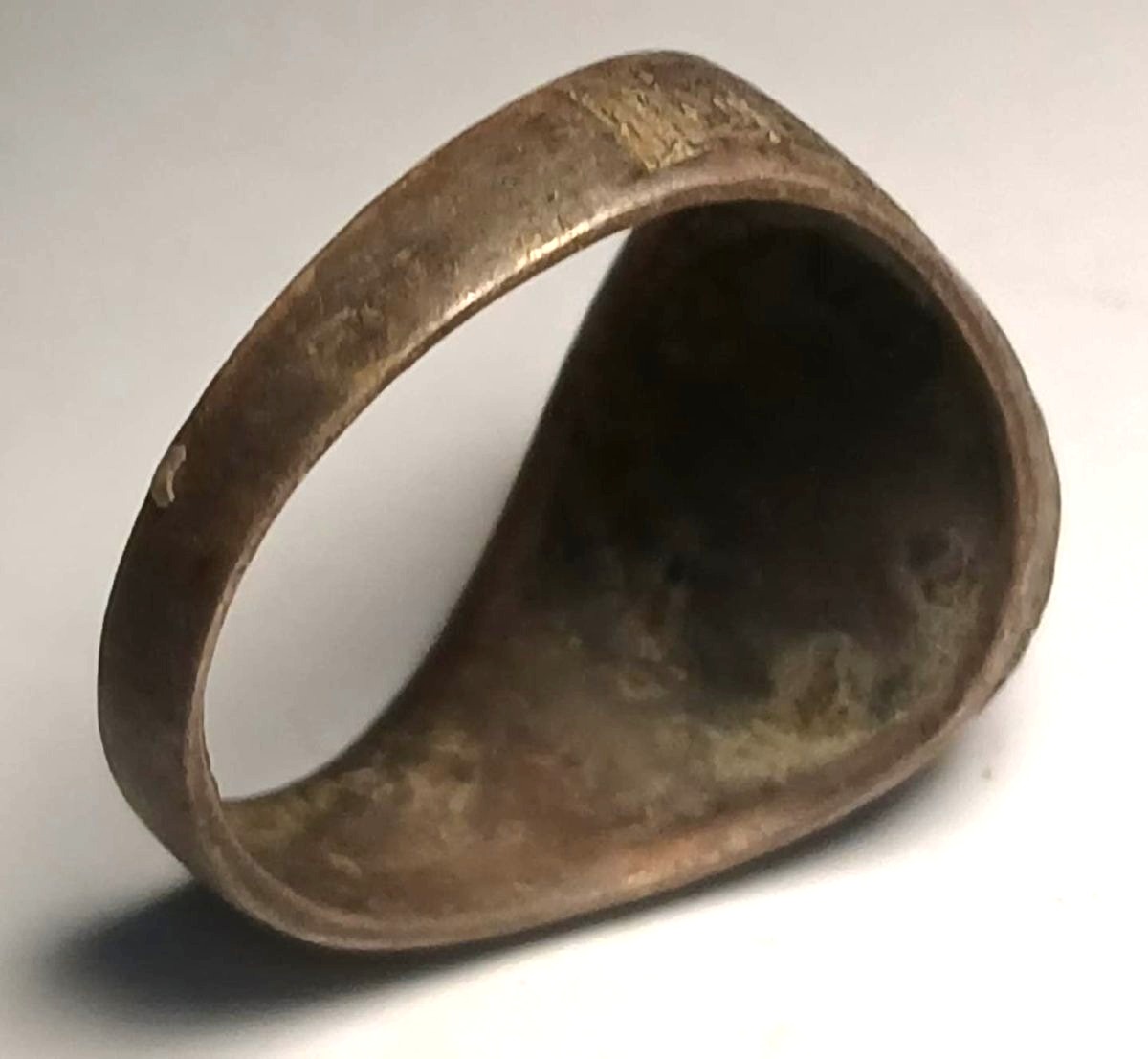 Bague templière en argent ciselé et cornaline gravée. La monture présente décorations ésoter. -photo-1