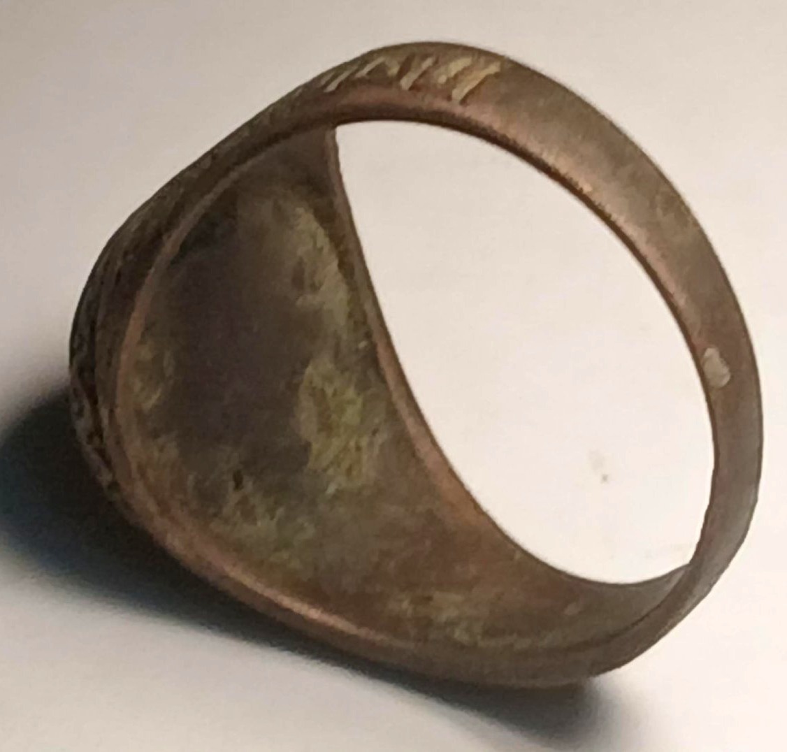Bague templière en argent ciselé et cornaline gravée. La monture présente décorations ésoter. -photo-3