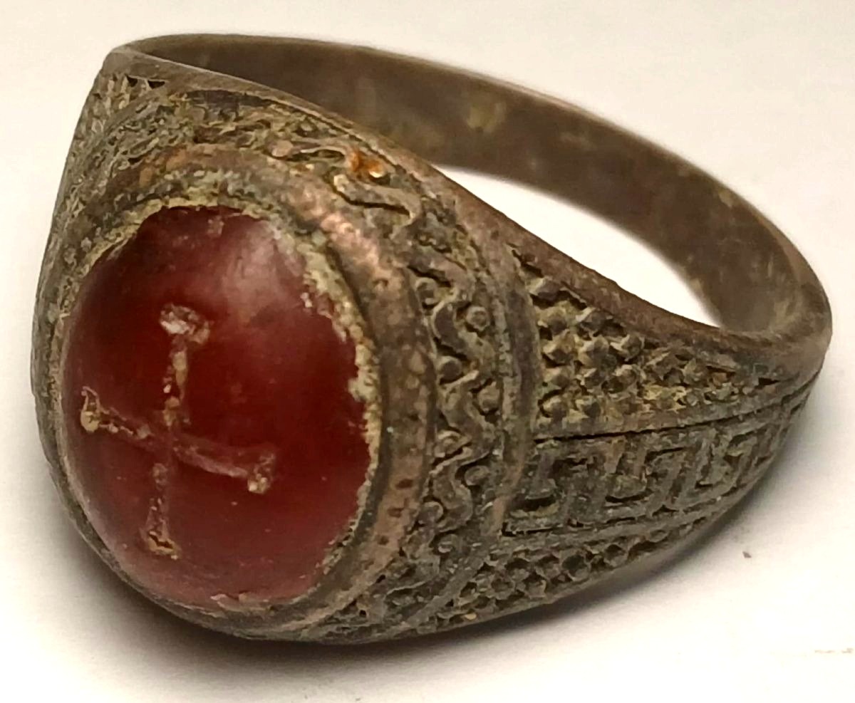 Bague templière en argent ciselé et cornaline gravée. La monture présente décorations ésoter. 