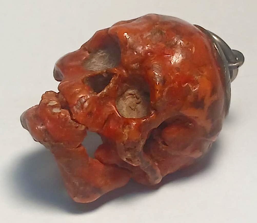 Grand crâne en corail sculpté. Trapani, XVIIe siècle. Hauteur : 5 cm, poids : 44 g.-photo-3