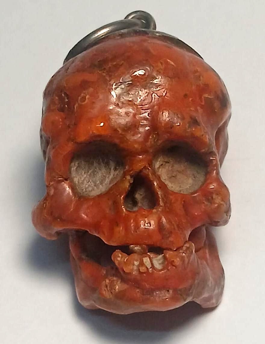 Grand crâne en corail sculpté. Trapani, XVIIe siècle. Hauteur : 5 cm, poids : 44 g.-photo-2