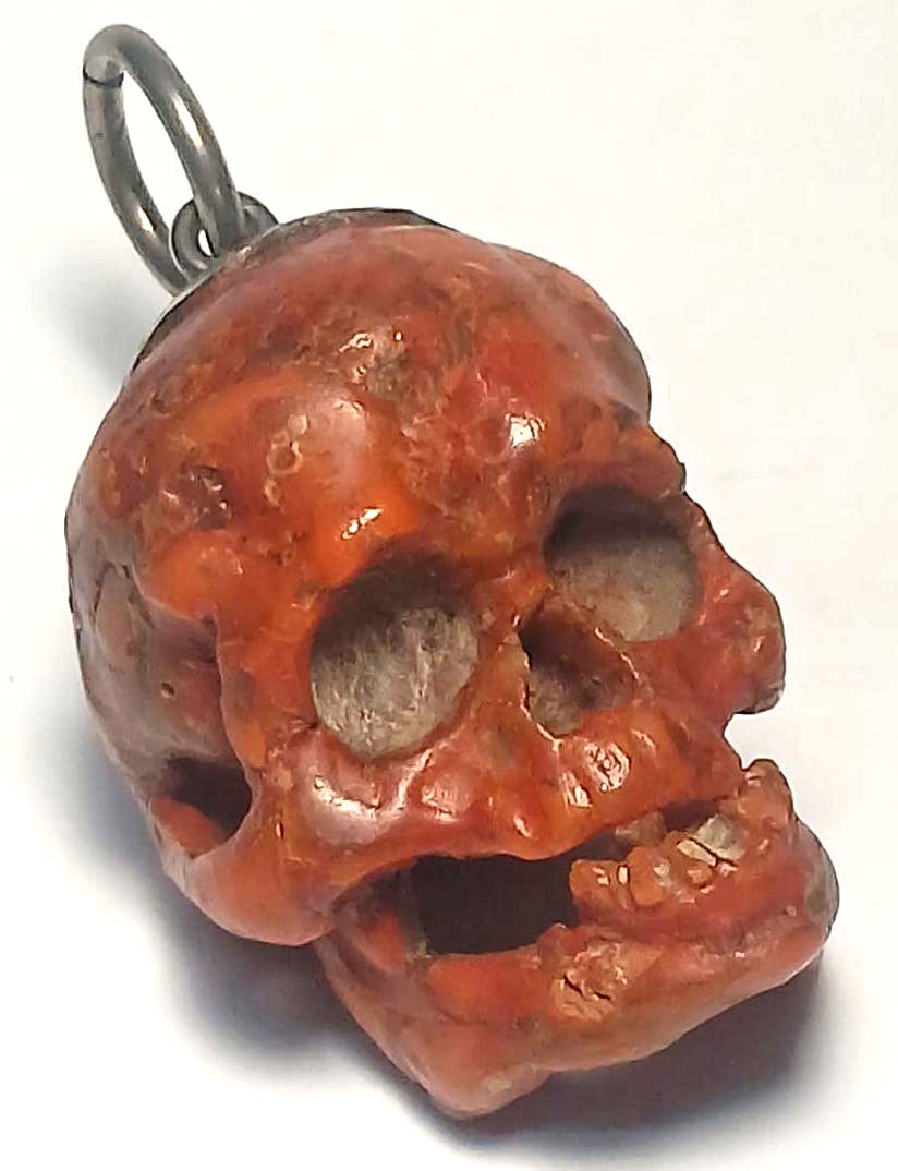 Grand crâne en corail sculpté. Trapani, XVIIe siècle. Hauteur : 5 cm, poids : 44 g.