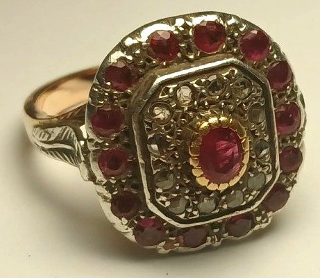 Bague en or et coupelle ornée d'un rubis central entouré de roses de rubis et de diamants. -photo-2