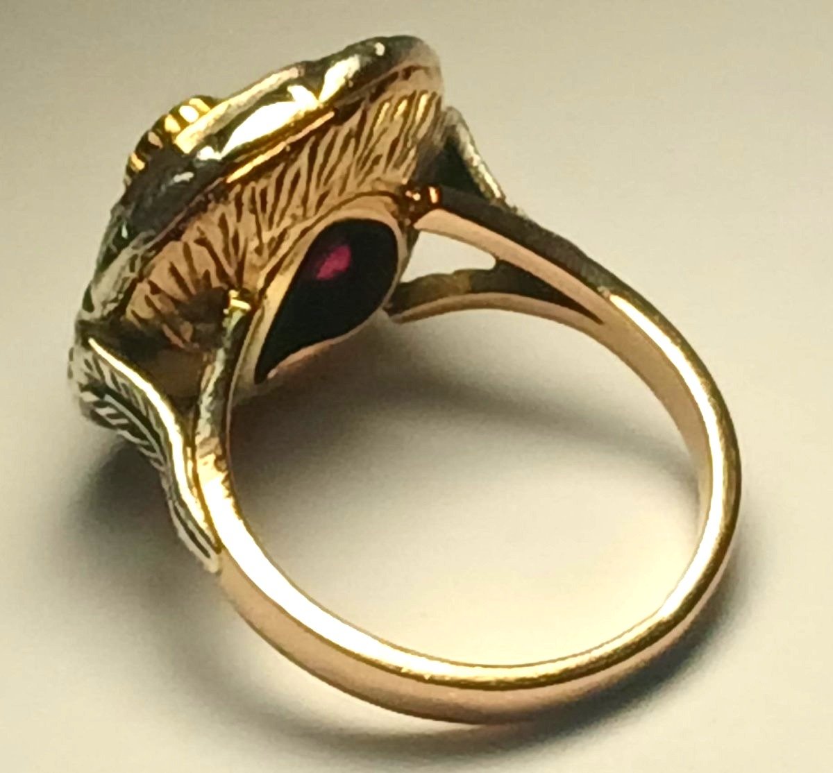 Bague en or et coupelle ornée d'un rubis central entouré de roses de rubis et de diamants. -photo-3