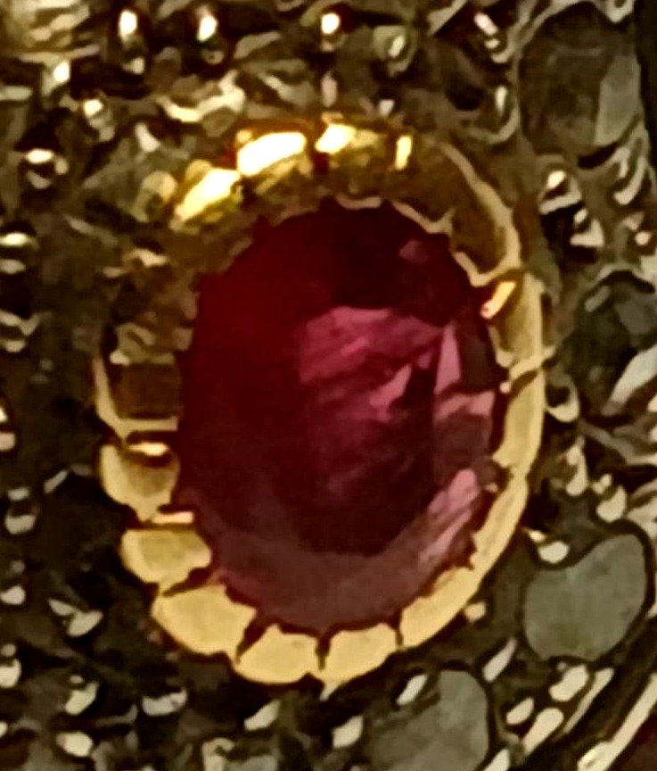 Bague or 12 Kt et coupelle ornée d'un rubis central entouré de roses de rubis et de diamants. -photo-1
