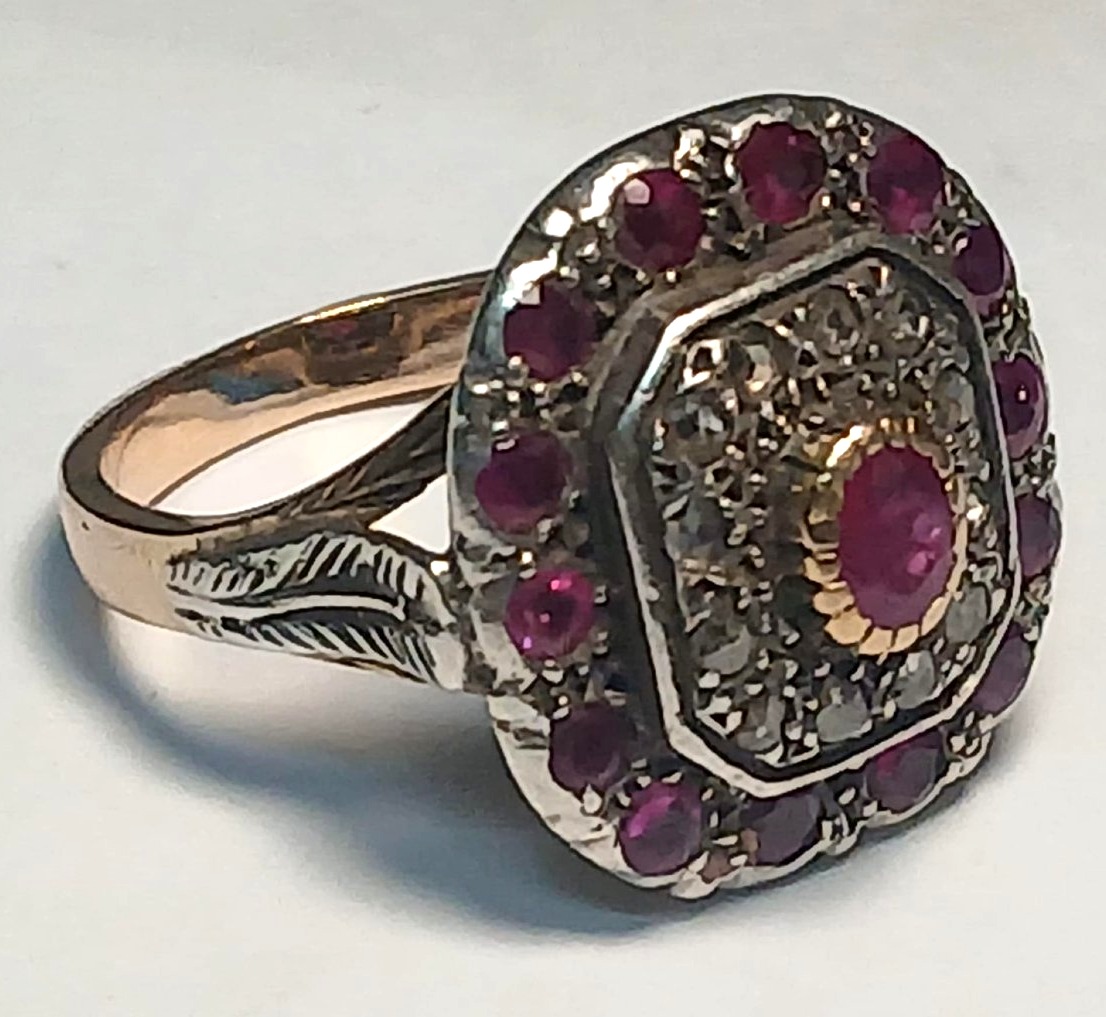 Bague or 12 Kt et coupelle ornée d'un rubis central entouré de roses de rubis et de diamants. -photo-2