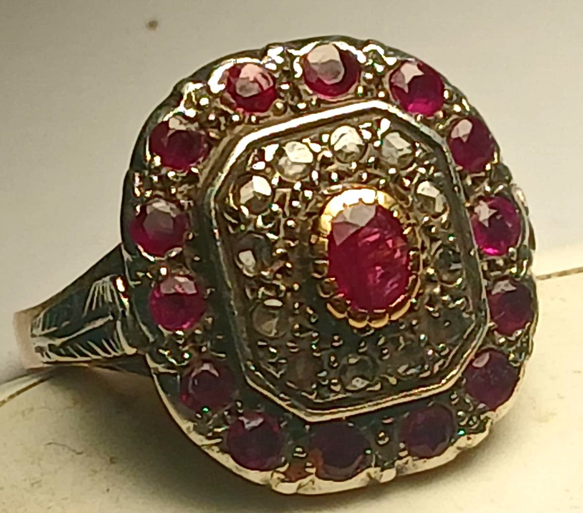 Bague en or et coupelle ornée d'un rubis central entouré de roses de rubis et de diamants. 