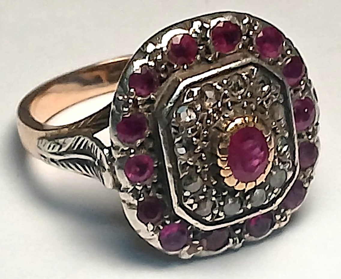 Bague or 12 Kt et coupelle ornée d'un rubis central entouré de roses de rubis et de diamants. 