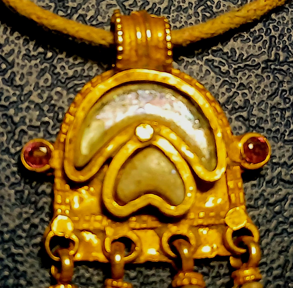 Pendentif ésotérique en or pur orné de quatre bézoards suspendus, de deux rubis et de nacre.  -photo-2