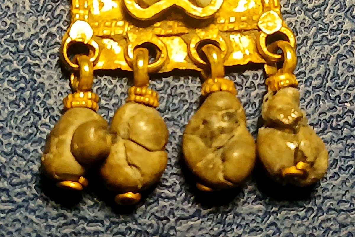 Pendentif ésotérique en or pur orné de quatre bézoards suspendus, de deux rubis et de nacre.  -photo-4