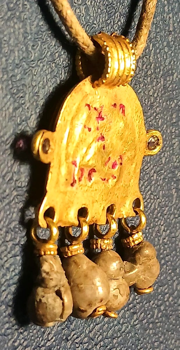 Pendentif ésotérique en or pur orné de quatre bézoards suspendus, de deux rubis et de nacre.  -photo-1