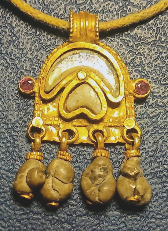 Pendentif ésotérique en or pur orné de quatre bézoards suspendus, de deux rubis et de nacre.  
