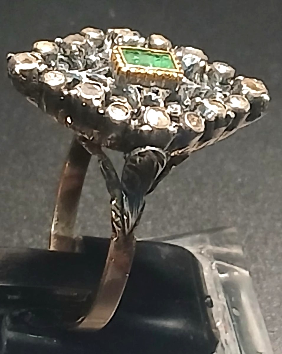 Bague en or 12 carats, émeraude, et roses de diamants. Sicile, années 1960-1970. -photo-2