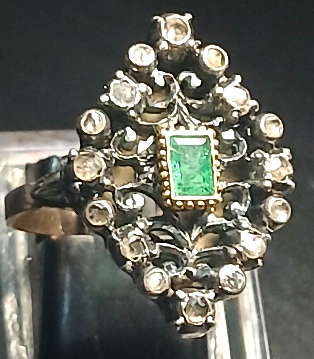 Bague en or 12 carats, émeraude, et roses de diamants. Sicile, années 1960-1970. -photo-3